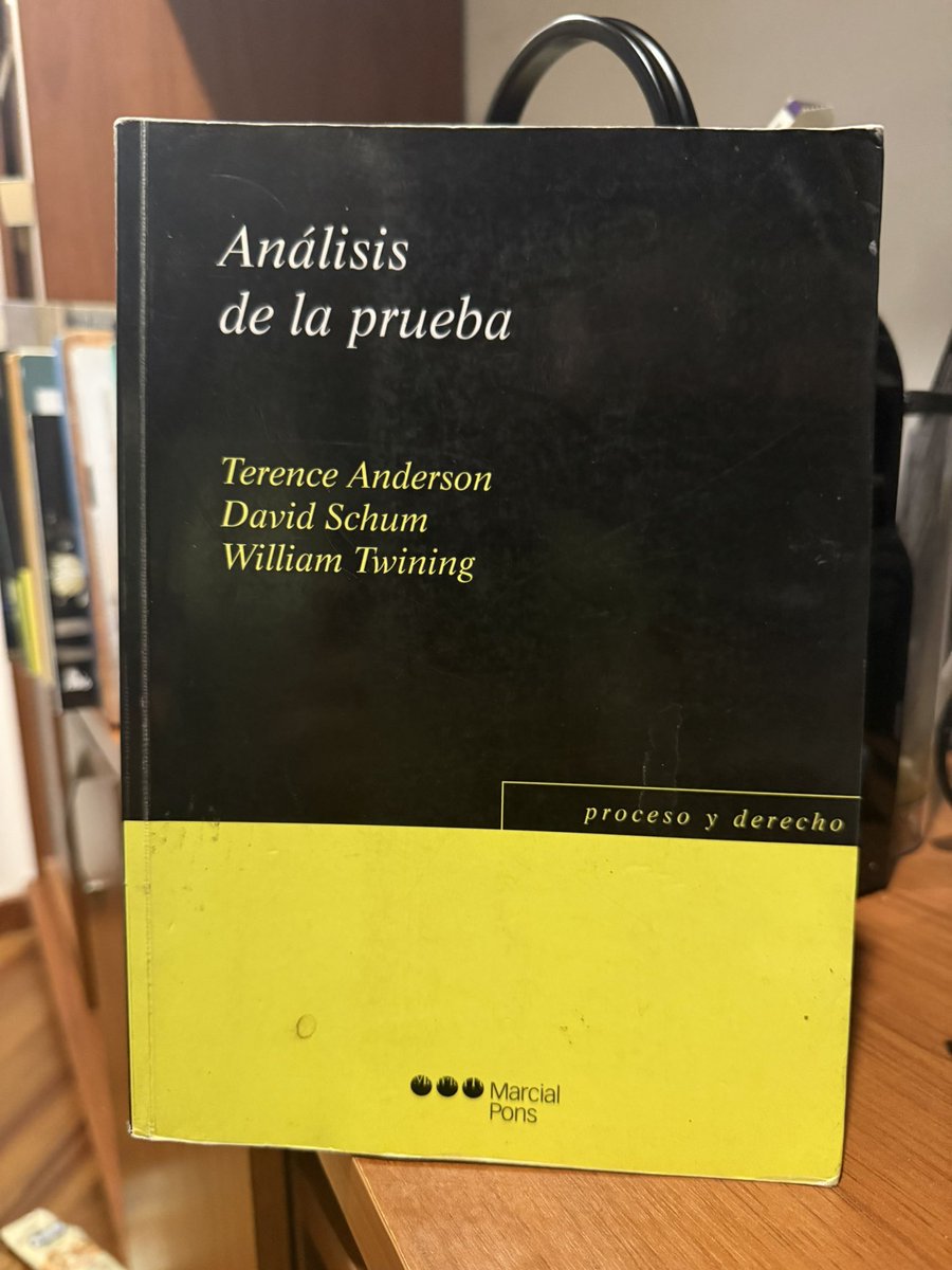 DoctorBatalla's tweet photo. Uno de los padres de la concepción racional de la prueba. Uno de los más importantes autores vivos de la teoría de la prueba es, sin duda, William Twining; acompañado por David Schum y Terence “Terry” Anderson, construyó en Análisis de la prueba una de las obras más sólidas y rigurosas sobre el razonamiento inferencial aplicado a la reconstrucción de los hechos. El libro es, en esencia, una defensa monumental de la idea de tomar los hechos en serio: comprender que la prueba no consiste en intuiciones judiciales ni en relatos vacíos, sino en inferencias justificadas, contrastación racional, credibilidad, relevancia y explicación de proposiciones fácticas. Su potencia radica en demostrar que la verdad procesal exige método, estructura argumentativa y control racional del juicio sobre los hechos.