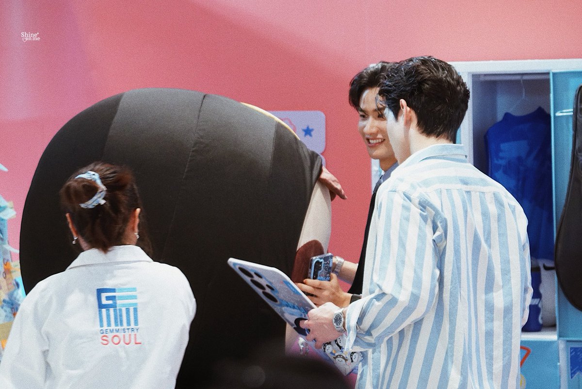 ShineOnMe_mm's tweet photo. ลุงเต ลุงนิวมาเล่นนนนน กับรวยยยยยยย แต่มีใครแกล้งรวยยึป่าวววววว ~ 

SAMRUAY X SHEEP CLASSROOM

#SHEEPxPOLCASAN #SAMRUAY https://t.co/QFAfmPRq53