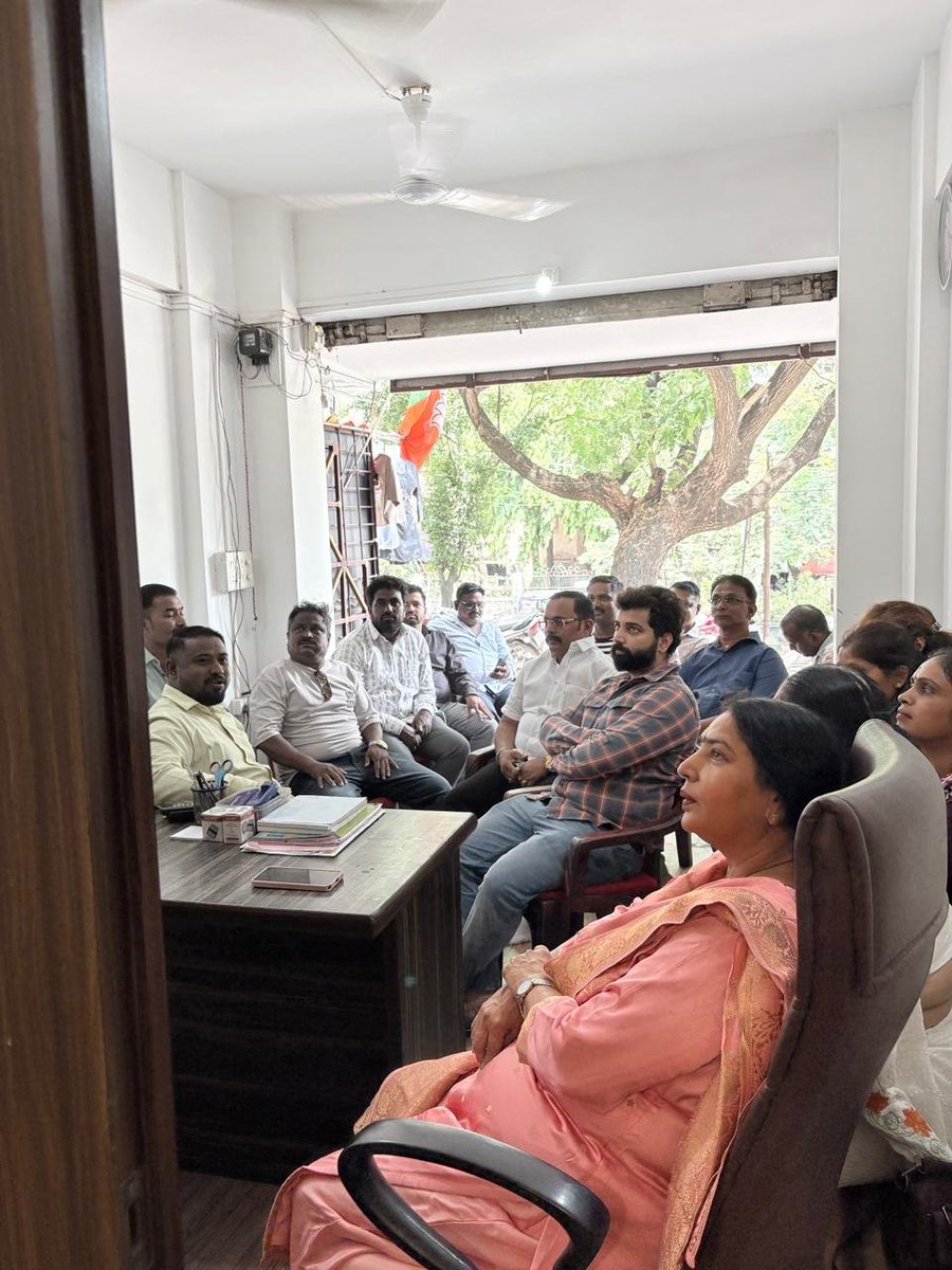 mansimanojdesh1's tweet photo. देशाचे यशस्वी पंतप्रधान आदरणीय नरेंद्रजी मोदी साहेब यांचा प्रेरणादायी 'मन की बात' हा कार्यक्रम आपल्या कार्यक्षम नगरसेविका सौ. मानसीताई मनोज देशपांडे यांनी आपल्या सर्व सहकाऱ्यांसमवेत जनसंपर्क कार्यालय येथे अनुभवला.

#mankibaat #मनकीबात https://t.co/A2KDayKZjo