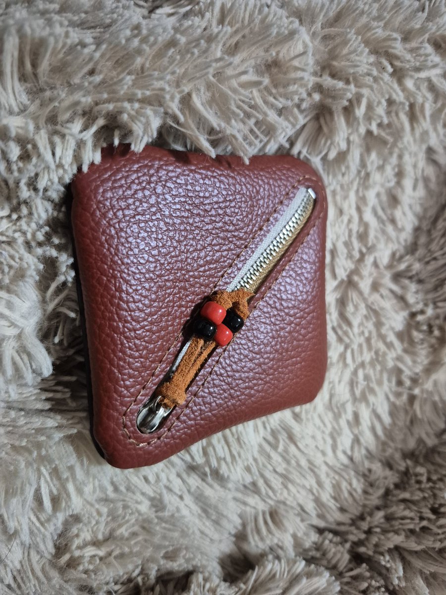 cbatoo's tweet photo. じげもん市楽しかった！

マルシェ会場を見てみると、またしても革細工屋さんが…！
つい話し込んでしまい、色々お話聞いたからと今日2つ目の革小物購入。予想外の出費😭でも素晴らしい出来❗

そして、商業高校カフェの皆さんから御礼でドーナッツ頂きました。おやつで頂きます❗有り難うございます❗ https://t.co/ibPTPEURV4