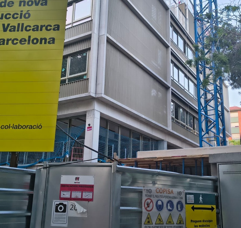 AVallcarca's tweet photo. ❌ El @consorciedubcn ha comunicat que la previsió actual és "cap a mitjans del mes de juliol". Es confirma, així, un altre incompliment del calendari: aquest endarreriment ens provoca inquietud i fa que es mantinguin els dubtes sobre com serà l'inici del pròxim curs al setembre. https://t.co/Kbe4uZpyG8