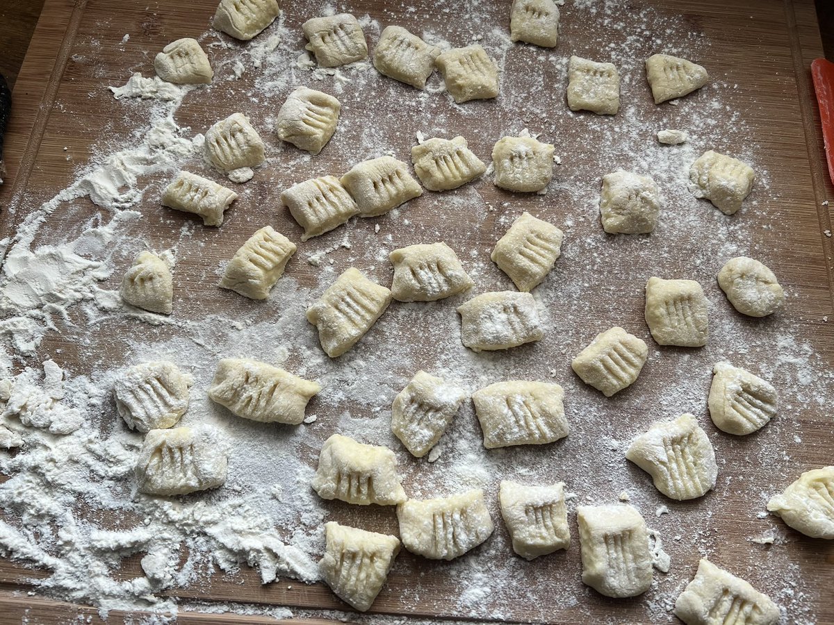 Blacktempler's tweet photo. Chef 👨‍🍳 Blacky aufen Sonntag wieder am ackern. Ossobuco mit homemade Gnocchi und Gremolata. Die Beinscheiben sind zwar auseinander gefallen, aber es war super lecker #food #cooking https://t.co/0rHPUlfhQE