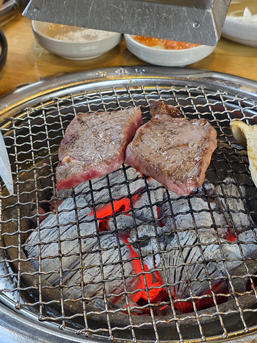 chea_ding's tweet photo. 아 소고기 맛있는거였구나 https://t.co/B5zxH3OWkM