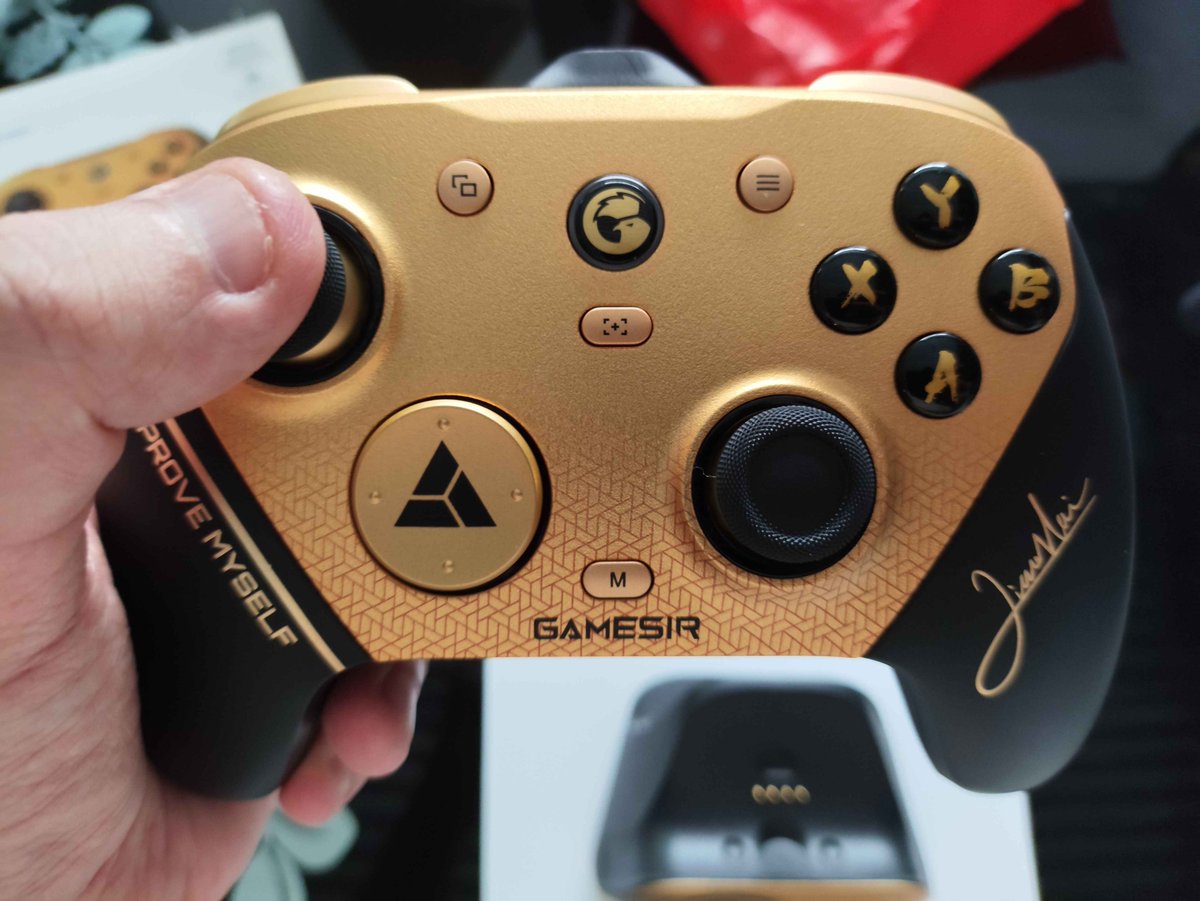 BaconElemental's tweet photo. new controller who dis

played a bit of Elden Ring with it - the Xbox layout will take some time getting used to but so far, I like the ergonomics, the sticks are nice, the buttons feel nice to press, and the d-pad doesn't wobble or creak (this was an issue with the base G7 Pro) https://t.co/YFwJ8up64w
