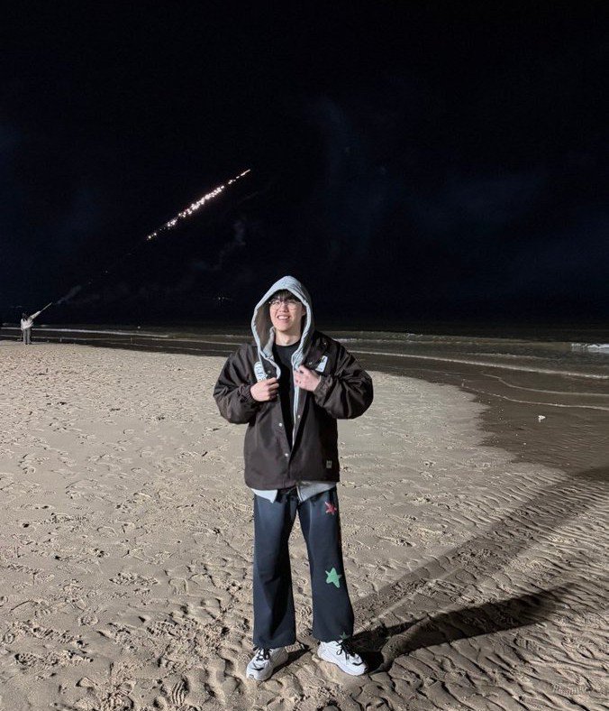 T1keriapics's tweet photo. this only means one thing in korea

Star Sweatpants.             Star phone case. https://t.co/ZxCBbKKrys