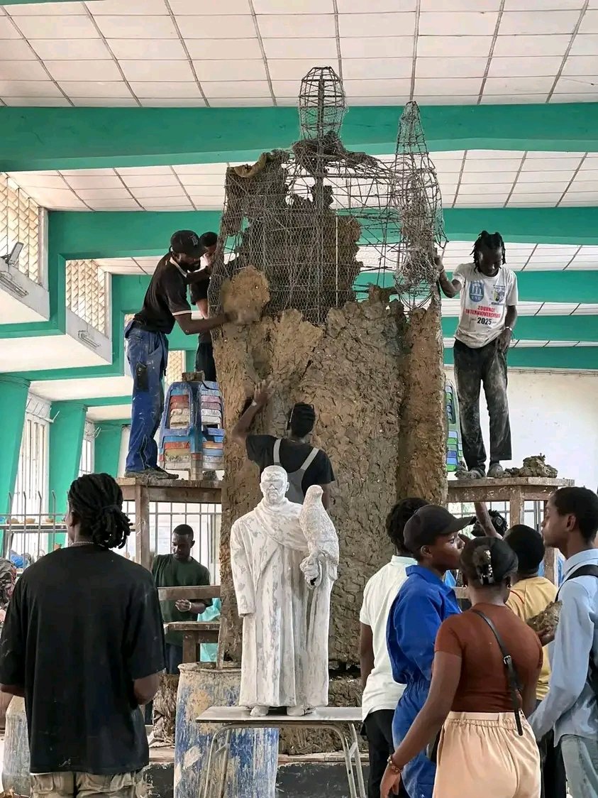 Onemediacom's tweet photo. Des étudiants de Académie des Beaux-Arts de Kinshasa travaillent actuellement sur un monument géant en hommage à Fally Ipupa, qui pourrait être installé prochainement dans un lieu emblématique de Kinshasa.
#onemedia https://t.co/JqEfi7rq0u