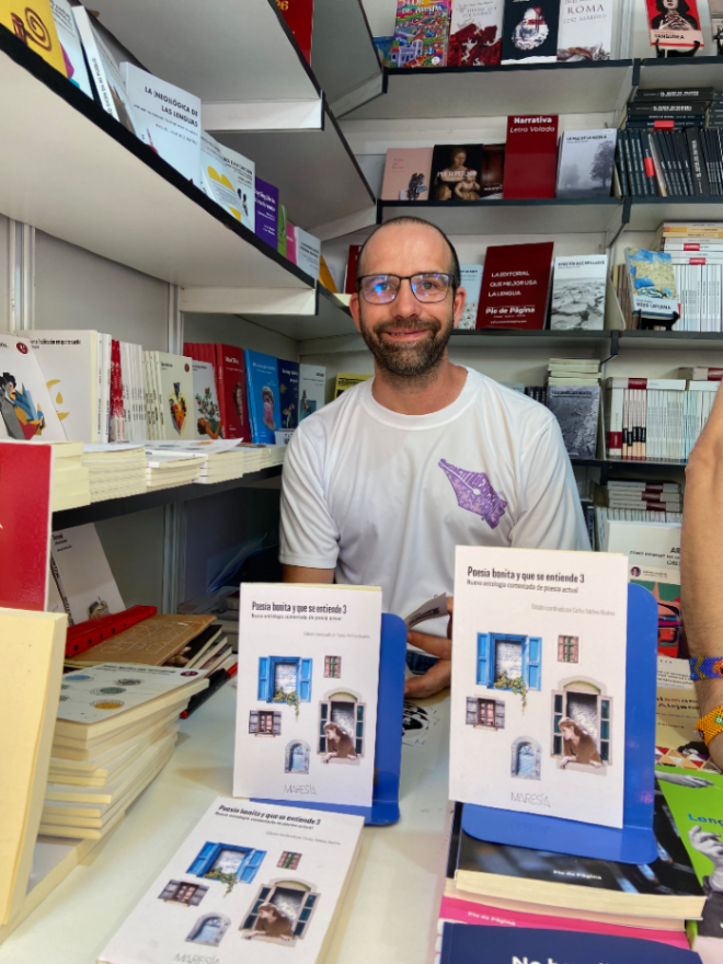 editorialpdp's tweet photo. ✍🏼 Ayer, el primer sábado de Feria del Libro, disfrutamos con las firmas de Alberto García de Haro, César Niño Rey y Cris Planchuelo. ¡Y hoy domingo más firmas! ¡Os esperamos! https://t.co/j3SniqTM5n