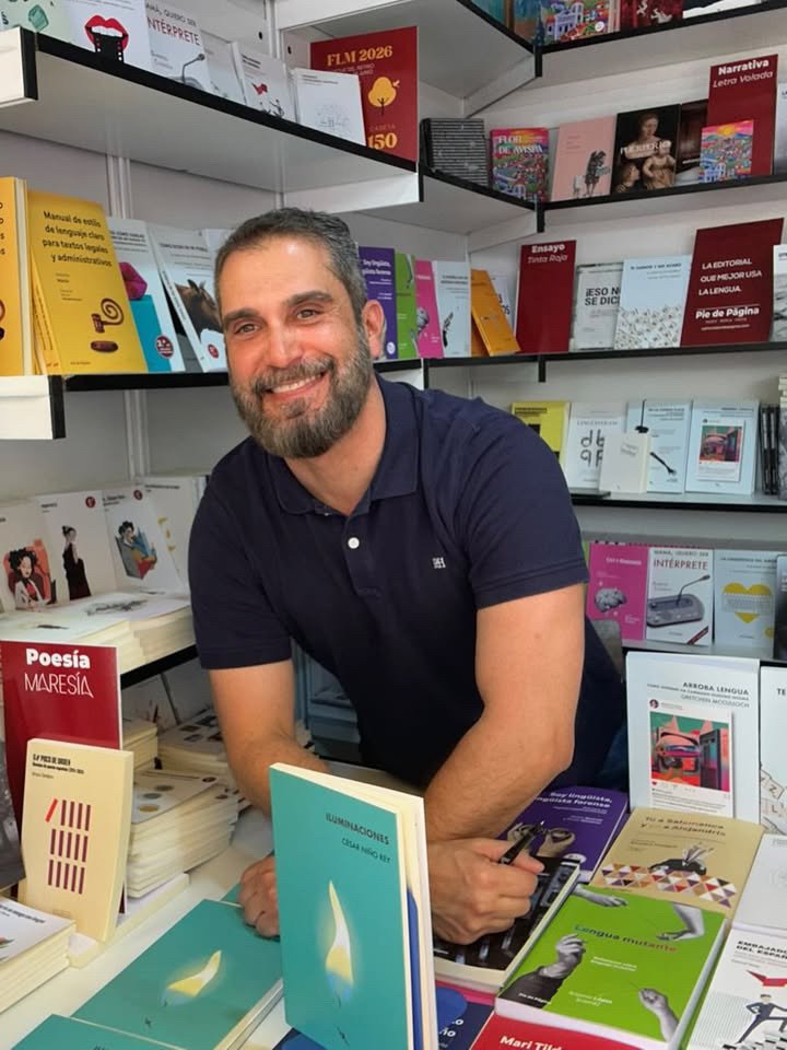 editorialpdp's tweet photo. ✍🏼 Ayer, el primer sábado de Feria del Libro, disfrutamos con las firmas de Alberto García de Haro, César Niño Rey y Cris Planchuelo. ¡Y hoy domingo más firmas! ¡Os esperamos! https://t.co/j3SniqTM5n