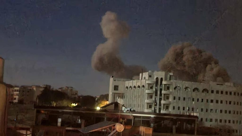 j86135's tweet photo. Airstrike continue everywhere.

Aside from Debbine and Zawtar, the Israeli army is clashing with Hezbullah in Al-Ghandourieh area https://t.co/GhucIuypJx