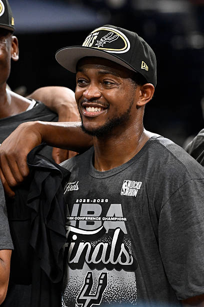 Basket_Infos's tweet photo. « C’est pour ça que je suis venu ici »

De’Aaron Fox n’a pas été le joueur le plus spectaculaire de cette finale de conférence. Il a joué diminué, il a eu des soirs compliqués au tir, et il a dû accepter un rôle différent de celui qu’il avait connu à Sacramento.

Mais dans le Game 7, il a été exactement ce que les Spurs étaient venus chercher : une présence stable, 15 PTS – 5 AST – 3 STL, 6/12 FG, 3/7 à 3-PTS, et des paniers qui ont calmé plusieurs poussées d’OKC.

Fox : « C’est pour ça que je suis venu ici. Certains peuvent penser qu’on est en avance sur le calendrier, mais nous, on pense qu’on est exactement là où on doit être. »

Fox avait vu le potentiel du groupe avant même que tout se mette en place.

« Je voyais l’équipe qui se construisait, et je me disais : cette équipe peut gagner un titre, surtout en m’ajoutant à elle. Quand Vic était absent, quand Steph était absent, j’ai dû faire ce que je faisais à Sacramento et ça nous a maintenus à flot. Ils sont revenus, et nous voilà. »

Dans ce Game 7, son objectif était simple.

« Ne pas faire d’erreurs, ne pas perdre le ballon. À un moment, les tirs allaient tomber. Je voulais être une présence stable. »

Et sur le rôle réduit, les sacrifices, la quête du titre, Fox ne laisse aucun doute.

« Je ferai tout ce qu’il faut pour gagner. C’est tout ce qui m’importait : essayer de gagner un titre. »