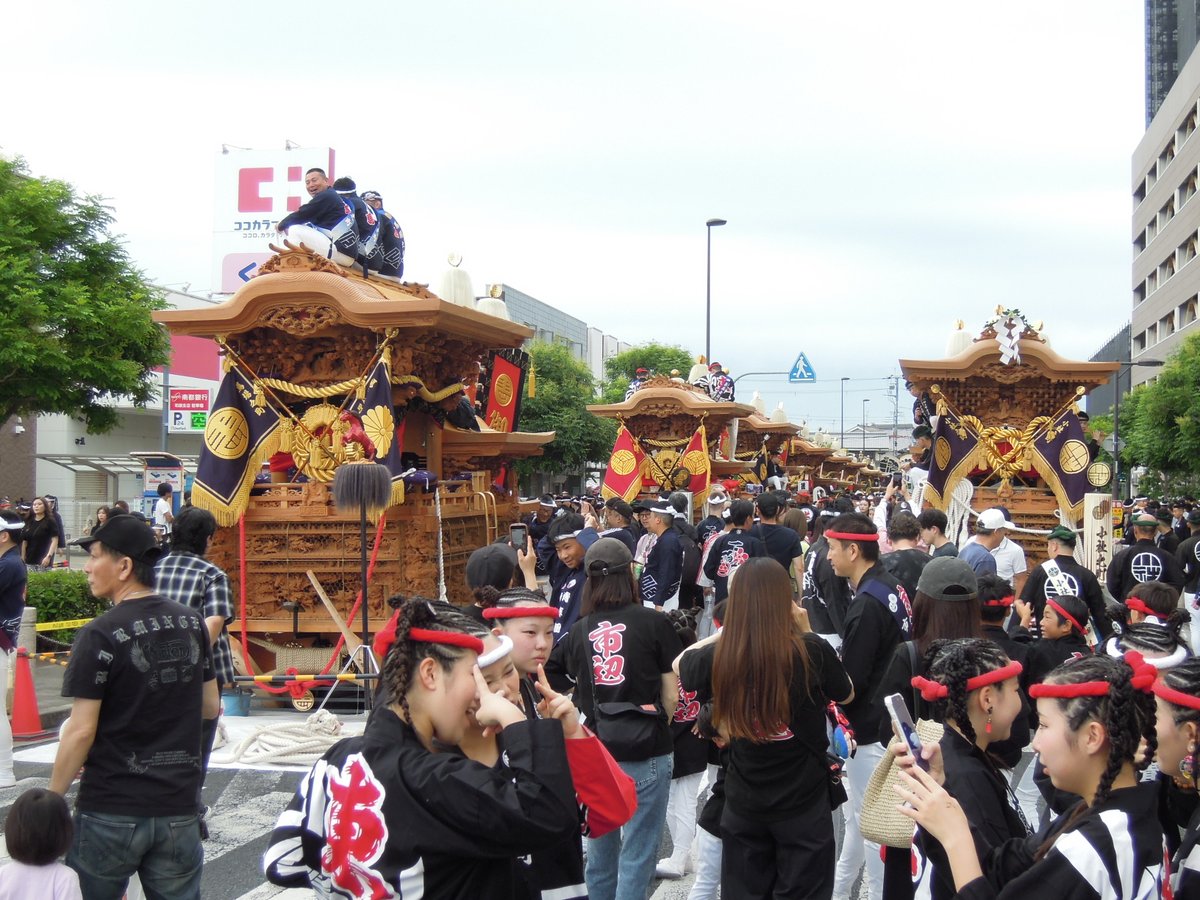 itaharamura1's tweet photo. 和泉市制70周年を祝うだんじり記念曳行 | シン・板原村のだんじり会館 https://t.co/m19boDasNI https://t.co/bpbNWUItwG