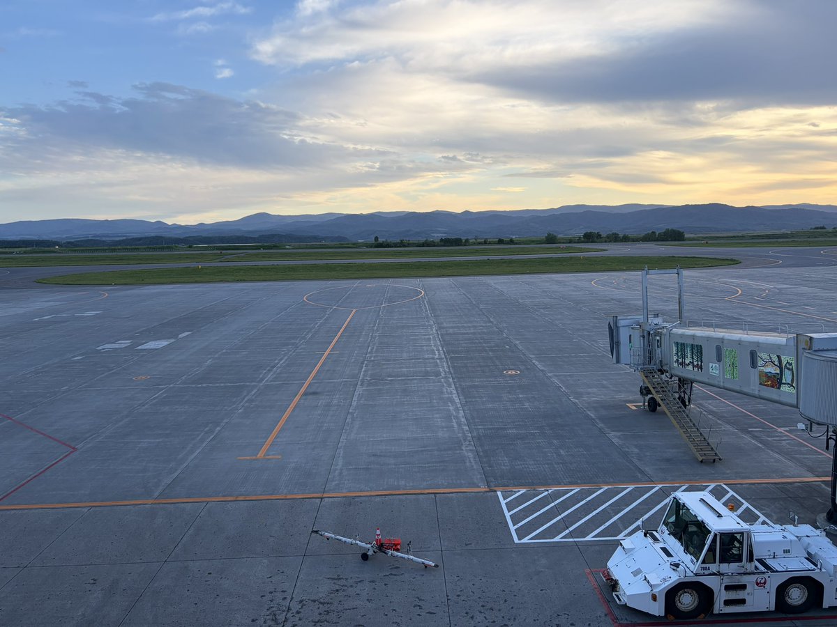 DiceVaderP's tweet photo. 空港ー。旭川のご当地キャラのあさっぴー。
一機も飛行機がいない空港の図。
ラスト北海道飯は北海道っぽいラーメン。 https://t.co/NUmArcyi27