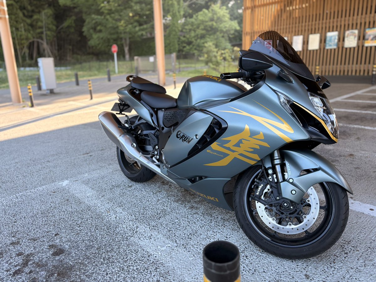 johjibeat's tweet photo. 右肘の状態が想定以上に悪く、苦渋の決断ですがバイクを降りることにしました。
長年無事故で駆け抜けられたこと、筑波で皆様から温かいご指導をいただいた事すべてが最高のバイクライフでした。この場をお借りして心より感謝申し上げます。それに伴い愛車の2025年隼を売却します。大切に乗ってくださる方がいらっしゃいましたらDMをお願いします。

【車両情報】
走行距離：1300km（初回メンテ済）、カスタムは文字カラー変更、フェンダーレス、スモークスクリーン、カーボンミラーカバー（他ノーマル）
引渡条件は千葉県野田市での直接渡しとなります。よろしくお願いいたします🙇‍♂️🙇‍♂️🙇‍♂️