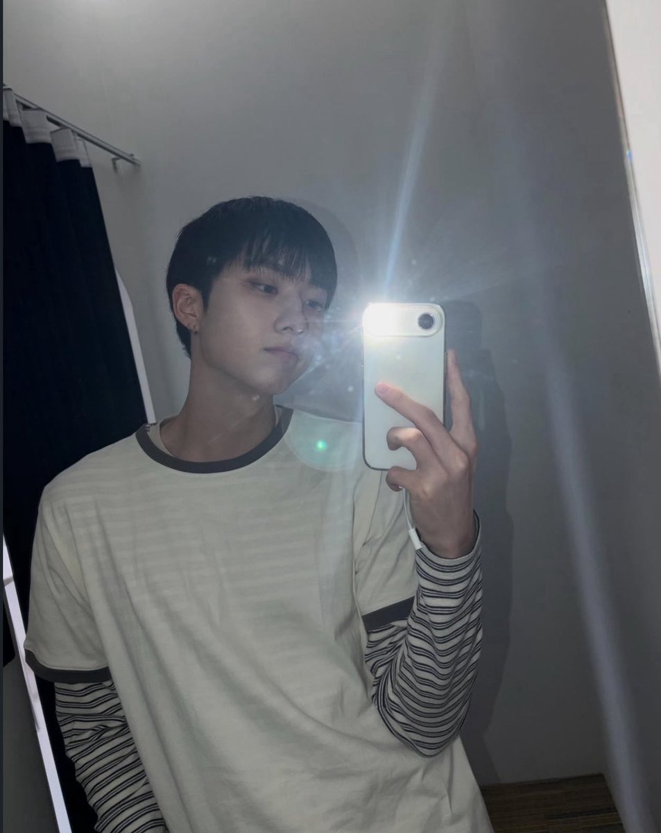 jiungprint's tweet photo. jiung was really feeling himself this day https://t.co/G7sgsLv280
