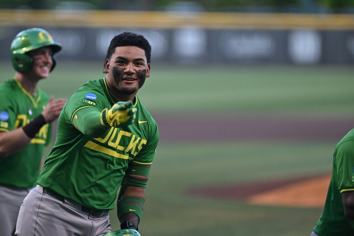 jeffsaltmarsh's tweet photo. What a game @junior_lauaki Thanks for the shout out after hitting the 3 run homer tonight to seal the win! Lady behind us captured the moment. You delivered big time! Go Ducks! https://t.co/NXteJkOThA