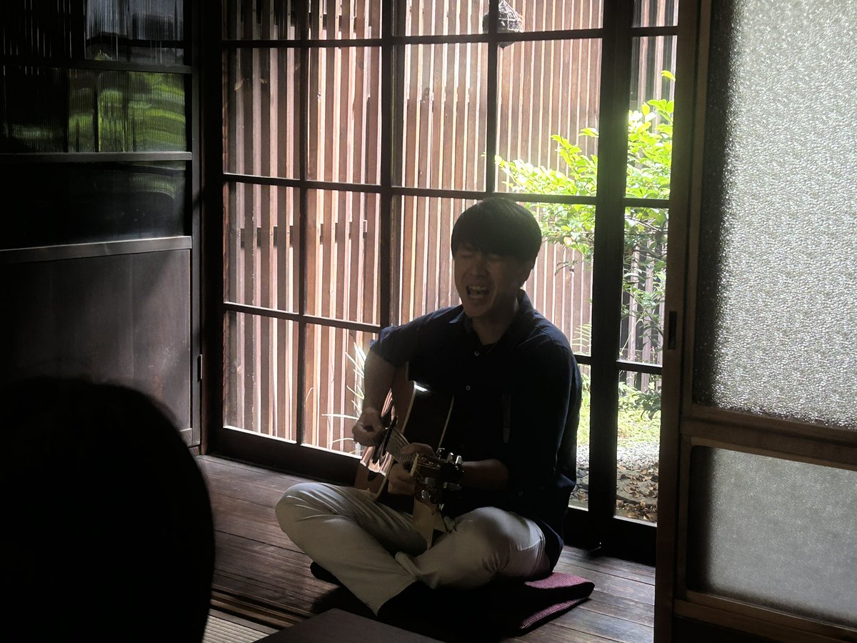 spinit_coffee's tweet photo. #縁側レコード 2組目 #犬丸翔太郎 @Wantaro_wan  一曲目が始まった瞬間
店内の空気が少し変わる🌿 
歌い始めると自然と笑顔になったり みんなで一緒に歌ったり 気づけば会場全体がひとつになる。
 肩の力を抜いて音楽を楽しむ
そんな当たり前だけど大切な時間⏳
SPINITらしい日曜日の午後☕️ https://t.co/AIl6uWgvQs