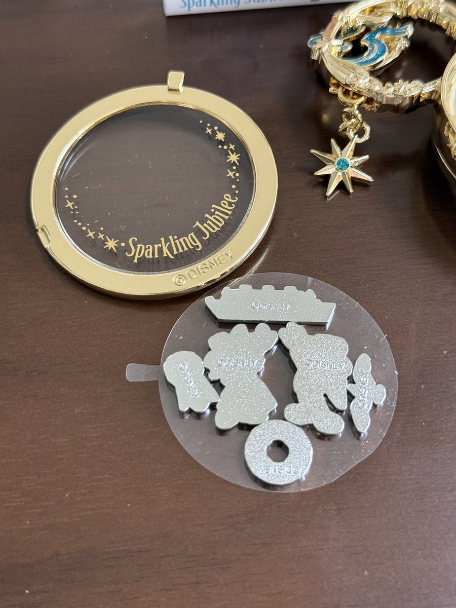 AnotherSumickey's tweet photo. ジュビリーロケット。
ロケットカバーの保護シール(小さい方)をスパークリングビーズの台紙として再活用したら振っても動かなくなってパーツ位置を固定できた。(自己責任) https://t.co/y2iee46xJA