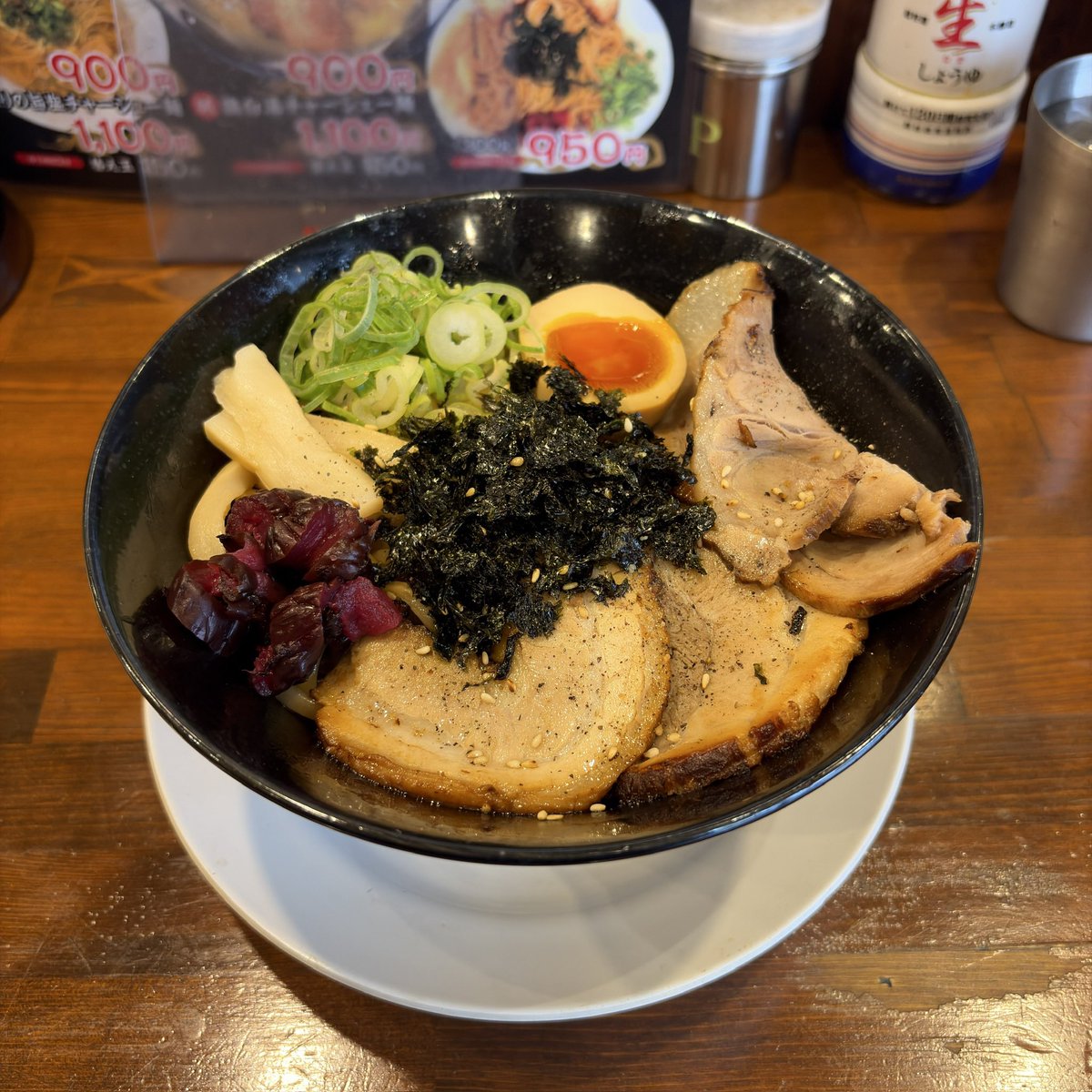 MWAMB26's tweet photo. 初訪問🚶‍♂️てるてる坊主さん🍜✨
king♪さんの投稿を見て、行ってみたい度がMAX超えたので行って来ました（笑）
行ったら食べると決めてた煮干しまぜそばに、メニュー見て発見した唐揚げ追加🍖ならご飯も🍚豪華セットになりました✨
ブラックも気になります✨
#てるてる坊主 https://t.co/uD2zAjPBuu
