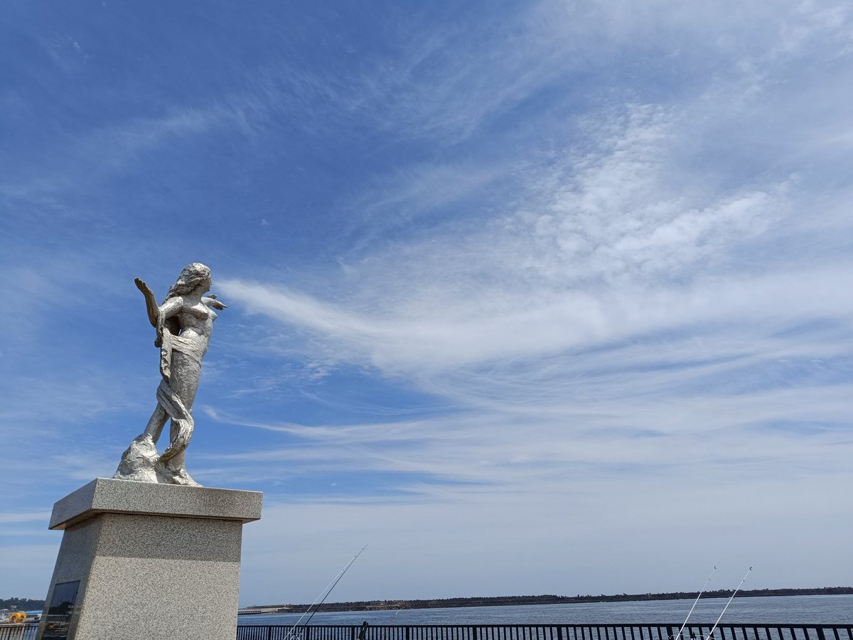 hotakazu's tweet photo. たまたま像と曇合わせただけってけっこうおもろい写真になった😂 https://t.co/aYT3m2dSlH