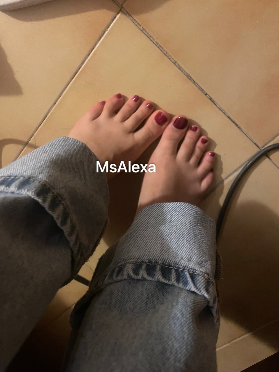 FEETDOMME99's tweet photo. Videollamadas y contenido de pies y tacones 🤏🏼 tu reina árabe de confianza 

👸🏻 https://t.co/fPLUg6ZA8g