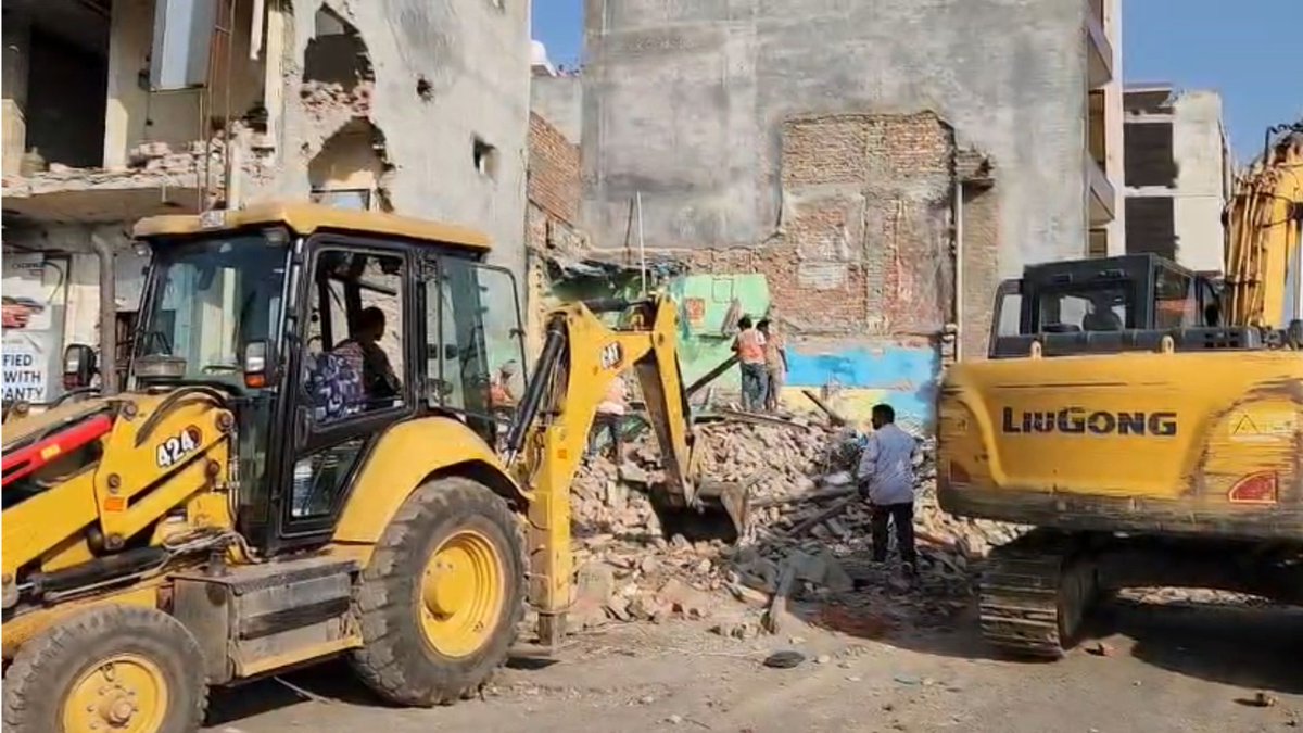 jaiswalpropert2's tweet photo. दिल्ली के शालीमार बाग में दिल्ली हाई कोर्ट के आदेश के बाद बुलडोजर एक्शन शुरू हो चुका है लगभग 300 से ज्यादा मकान तोड़ने का अनुमान https://t.co/igZ9eQ5Pd6