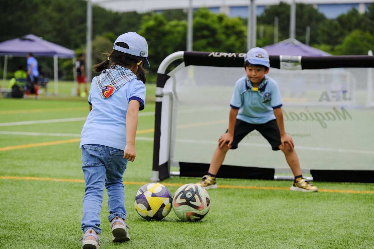 ScoutingJapan's tweet photo. 【2026全国大会 2日目！】
幕張メッセでは全国スカウト教育会議（テーマ集会）とスカウティングエキスポが、JFA夢フィールドでは「こども体験まつり」が開催されました。
テーマ集会では、全国から集まったスカウトや指導者が7つのテーマに分かれ、これからのスカウティングについて活発に意見を交わしました。会場のあちこちで真剣な議論や交流の輪が広がり、それぞれが新たな気づきや学びを得る機会となりました。
また、スカウティングエキスポでは全国のさまざまな活動や取り組みが紹介され、多くの参加者が展示や体験を通して交流を深めました。
JFA夢フィールドで開催された「こども体験まつり」では、サッカー体験や紙飛行機づくりなど、さまざまなプログラムが行われ、楽しそうな笑顔や真剣に取り組む姿が会場の至るところで見られました。
全国大会2026はこれにて閉幕！
全国の仲間との再会や新たな出会い、そして多くの学びにあふれた2日間となりました。
#ボーイスカウト
#千葉
#全国大会
#全国スカウト教育会議
#こども体験まつり