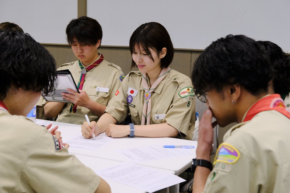 ScoutingJapan's tweet photo. 【2026全国大会 2日目！】
幕張メッセでは全国スカウト教育会議（テーマ集会）とスカウティングエキスポが、JFA夢フィールドでは「こども体験まつり」が開催されました。
テーマ集会では、全国から集まったスカウトや指導者が7つのテーマに分かれ、これからのスカウティングについて活発に意見を交わしました。会場のあちこちで真剣な議論や交流の輪が広がり、それぞれが新たな気づきや学びを得る機会となりました。
また、スカウティングエキスポでは全国のさまざまな活動や取り組みが紹介され、多くの参加者が展示や体験を通して交流を深めました。
JFA夢フィールドで開催された「こども体験まつり」では、サッカー体験や紙飛行機づくりなど、さまざまなプログラムが行われ、楽しそうな笑顔や真剣に取り組む姿が会場の至るところで見られました。
全国大会2026はこれにて閉幕！
全国の仲間との再会や新たな出会い、そして多くの学びにあふれた2日間となりました。
#ボーイスカウト
#千葉
#全国大会
#全国スカウト教育会議
#こども体験まつり