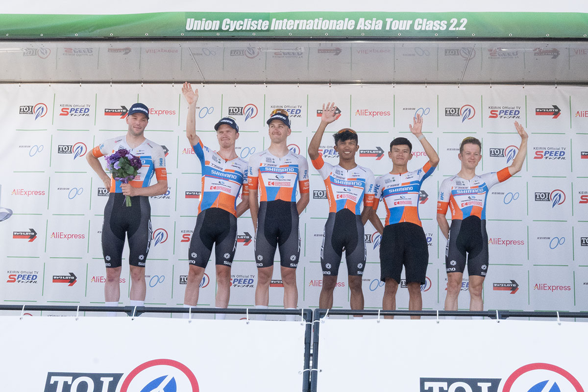 tourofjapan's tweet photo. SPEEDチャンネル 東京ステージ＜表彰式＞
個人総合時間賞（グリーンジャージ）：マッテオ・ファッブロ TFT.
個人総合ポイント賞（ブルージャージ）:トンマーゾ・ダーティ TUK.
個人総合山岳賞（レッドジャージ）：フランチェスコ・カロッロ SWT.
個人総合新人賞（ホワイトジャージ）：ウィル・ヒース CBW.
チーム総合：トレンガヌサイクリングチーム. #toj2026