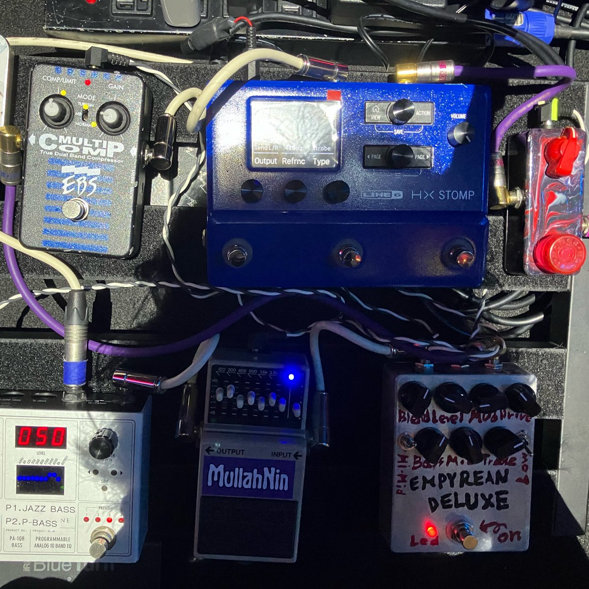 MullahNin's tweet photo. たまには機材紹介　なぜなら自作ものがあるから
右上自作ブースター、右下自作プリアンプ、真ん中下　GE-6 自前Mod
竿
レギュラー　FCGR 66レプリカ(特注)
五弦　Fender Elite
半音下げ　momose 初期　Delanoインストール
今回は色々試行錯誤して、分厚いシンセに負けないバキバキセッティングでした https://t.co/gEhl3VYL5y