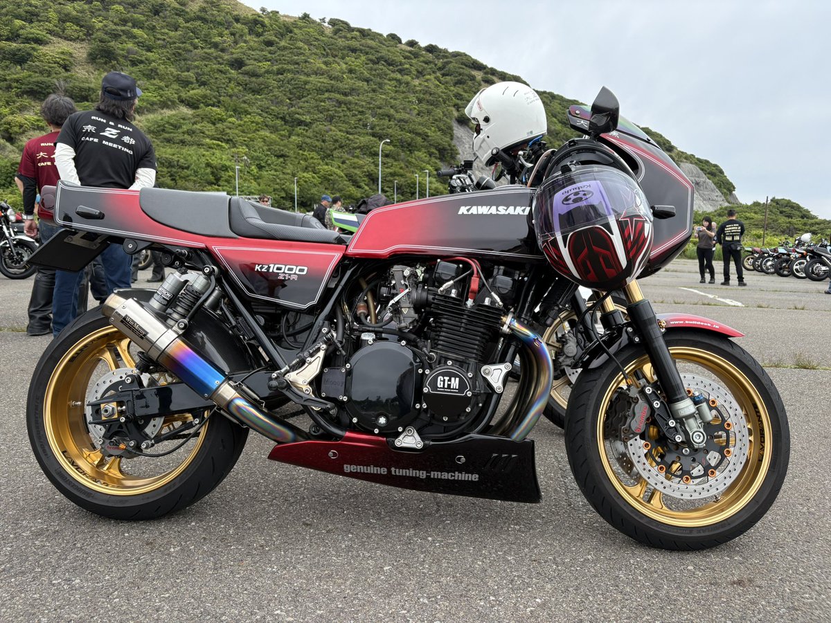 DKshige's tweet photo. 大黒Zミーティング開催地のバイパラへ😄
早く着いて1番乗り🤣
ミスターバイクBGの取材を受け、新旧Zのスゲーカスタム車両を眺めて眼福でござった☺️
パーカー君、ブサ衛門君、コマちゃんとも会えた😄
#KAWASAKI
#z900rscafe
#大黒Zミーティング
#ミスターバイクbg 
#バイクパラダイス南箱根 https://t.co/NAp3RduVNY