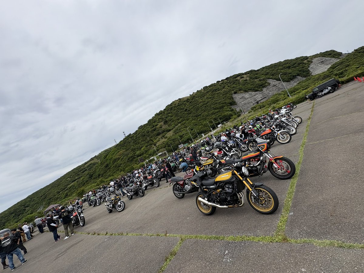 DKshige's tweet photo. 大黒Zミーティング開催地のバイパラへ😄
早く着いて1番乗り🤣
ミスターバイクBGの取材を受け、新旧Zのスゲーカスタム車両を眺めて眼福でござった☺️
パーカー君、ブサ衛門君、コマちゃんとも会えた😄
#KAWASAKI
#z900rscafe
#大黒Zミーティング
#ミスターバイクbg 
#バイクパラダイス南箱根 https://t.co/NAp3RduVNY