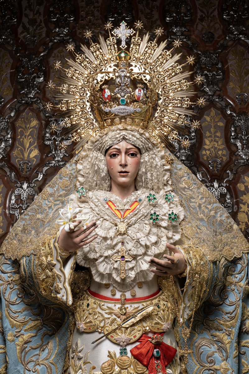Hdad_Macarena's tweet photo. 🟢 La Santísima Virgen de la Esperanza Macarena amanece este domingo 31 de mayo para la celebración de la Solemne Función para la conmemoración del 62º aniversario de su Coronación Canónica y el 60º aniversario de la Dedicación de la Basílica. 

El altar conmemorativo se encuentra conformado por grupos de cera y elementos litúrgicos que engrandecen el conjunto. El exorno floral está compuesto por claveles blancos, delphinium y liliums orientales.

📸 @Randofer94 / @PMFotoscofrades