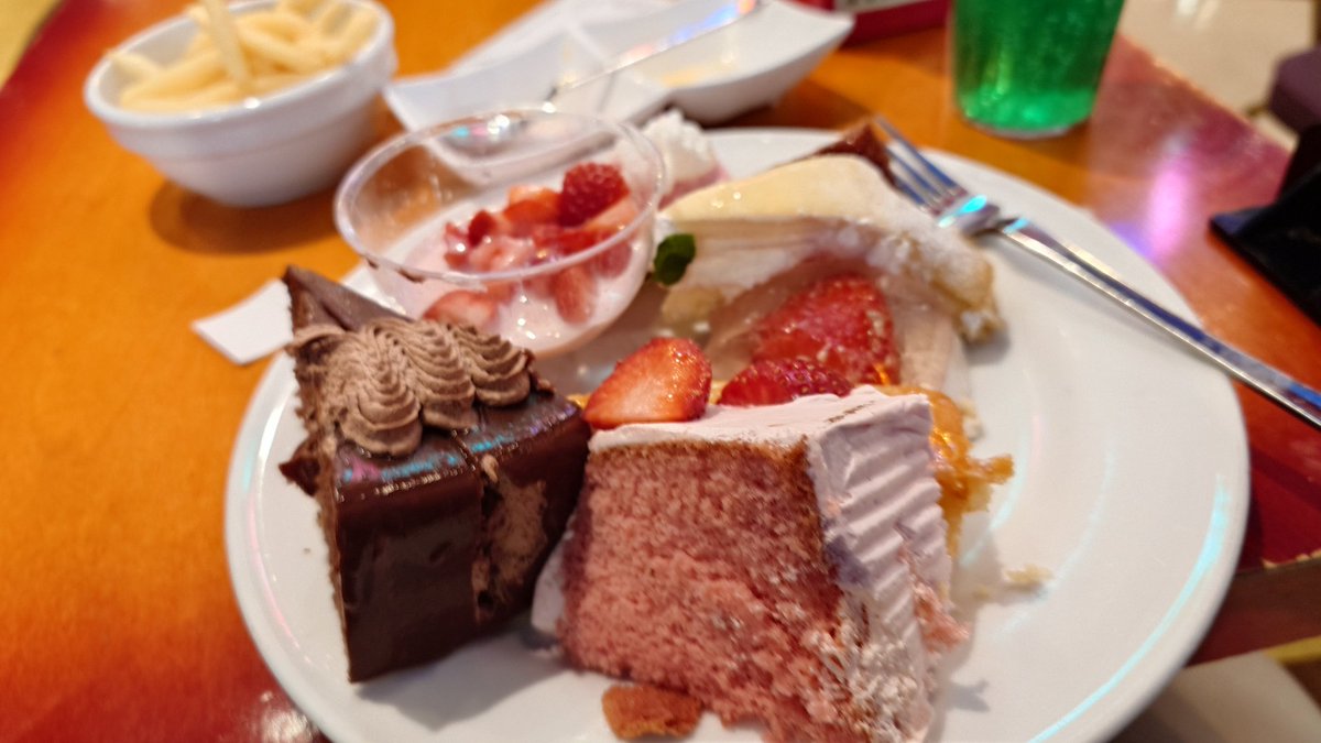 umi_bps's tweet photo. 5月末日にスイーツパラダイスに来てる。
スタミナヤバヤバなマカロニ(写真2枚目左側)なマカロニ料理とは一体何…？
教育番組？初めて聞きまひたねぇ… https://t.co/ASnrR1ChfG