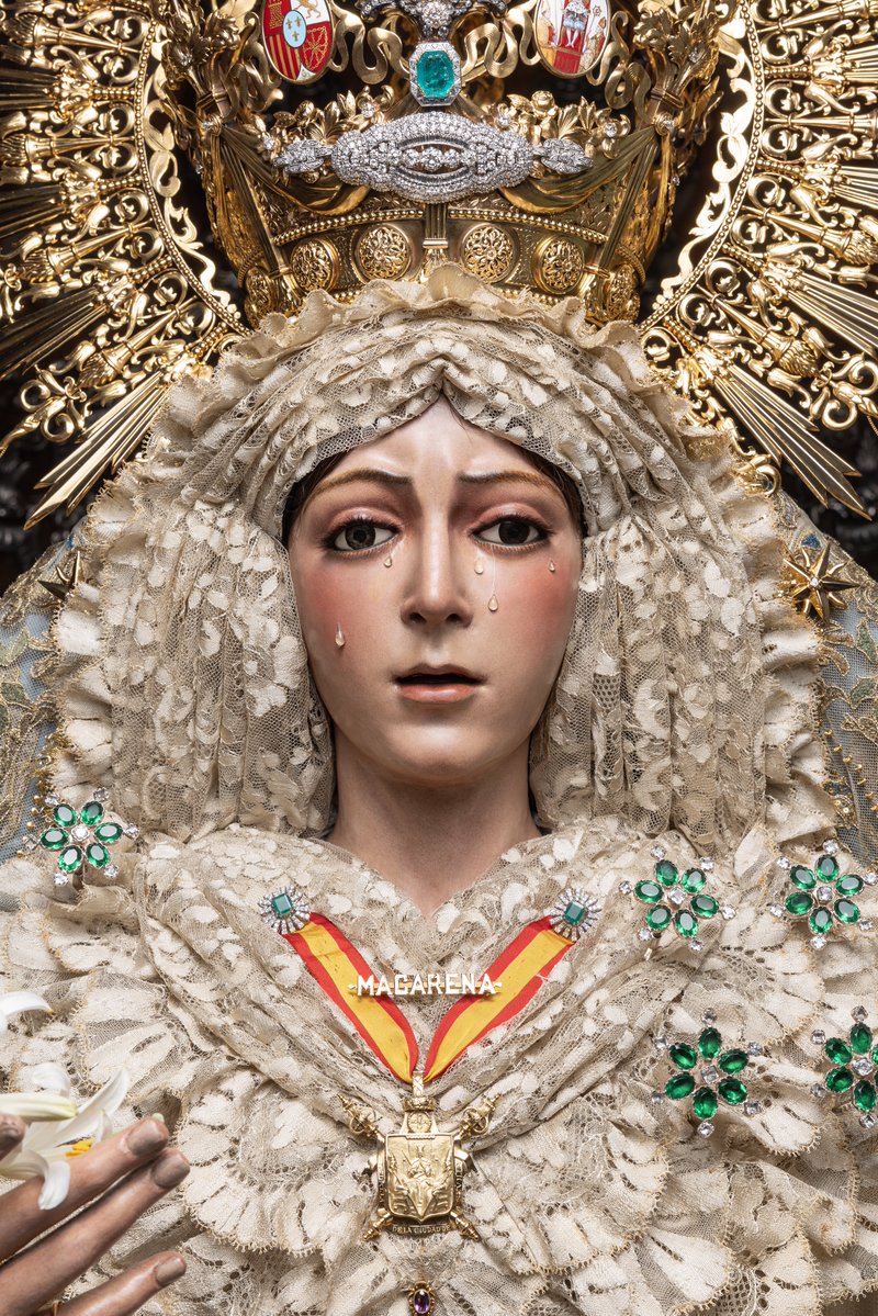 Hdad_Macarena's tweet photo. 🟢 Para esta ocasión, estrena rica mantilla rectangular confeccionada en blonda de seda, característica de la producción española de finales del Siglo XIX y comienzos del XX. Dicha pieza fue donada durante la pasada cuaresma por un nutrido grupo de hermanos y devotos. https://t.co/xJ2vffHPEd