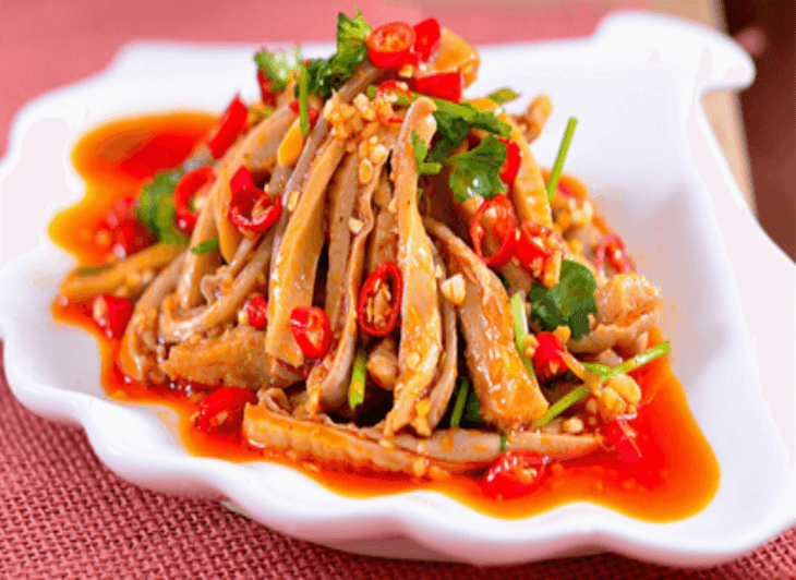 NovelsFrom's tweet photo. 🍜 กระเพาะหมูผัดพริกหอม
香辣猪肚 Xiāng là zhū dù

เธอใช้น้ำมันหมูทำกระเพาะหมูผัดพริกหอม เติมแป้งมันลงไปเล็กน้อยเพื่อให้กรอบขึ้น สุดท้ายราดลงบนบะหมี่ที่ต้มเสร็จแล้ว…  

น้ำมันเดือดปะทะกับน้ำซุปดังซู่ซ่า กลิ่นหอมเผ็ดรัญจวนยั่วน้ำลายสุดๆ 🤤🔥

คัดตอนจาก #คนสวยคนนี้ย้อนมายุค70เพื่อคุณสามี

📖 อ่านนิยายต่อได้ที่นี่เลยค่ะ:
• Mareads : https://t.co/YSKXxlaRz0
• Meb : https://t.co/Gh0QAYguZQ
• Naiin : https://t.co/aX2CYTyp2n
• Pinto : https://t.co/M4KZSSTnb8

──────────────────

กระเพาะหมูผัดเผ็ด เป็นอาหารจานคลาสสิกที่ผสมความกรอบ นุ่ม และเผ็ดกลมกล่อมอย่างลงตัว  
กินคู่กับข้าวสวยหรือบะหมี่ร้อนๆ อร่อยมาก โดยเฉพาะคนชอบรสเผ็ด

เคล็ดลับสำคัญ:
การทำความสะอาดกระเพาะหมูให้สะอาดหมดจด (ถูและล้างซ้ำหลายรอบ) เพื่อลดกลิ่นไม่พึงประสงค์ จากนั้นต้มจนนุ่มก่อนนำไปผัดกับพริกขี้หนู พริกแห้ง และพริกหวาน

──────────────────

คุณชอบกินเครื่องในไหมคะ?  
หรือมีเมนูเครื่องในจีนที่อยากให้แอดมาฝากบ้าง? คอมเมนต์บอกได้เลยนะคะ 😊

#FoodsFromNovels #香辣猪肚 #กระเพาะหมูผัดพริกหอม #คนสวยคนนี้ย้อนมายุค70