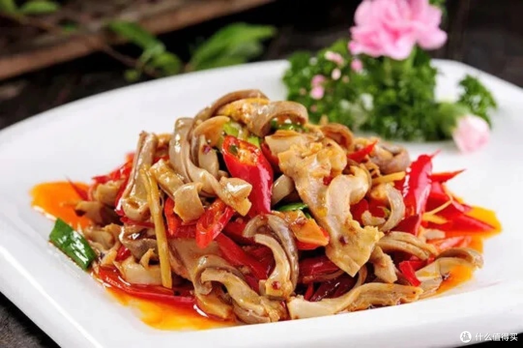 NovelsFrom's tweet photo. 🍜 กระเพาะหมูผัดพริกหอม
香辣猪肚 Xiāng là zhū dù

เธอใช้น้ำมันหมูทำกระเพาะหมูผัดพริกหอม เติมแป้งมันลงไปเล็กน้อยเพื่อให้กรอบขึ้น สุดท้ายราดลงบนบะหมี่ที่ต้มเสร็จแล้ว…  

น้ำมันเดือดปะทะกับน้ำซุปดังซู่ซ่า กลิ่นหอมเผ็ดรัญจวนยั่วน้ำลายสุดๆ 🤤🔥

คัดตอนจาก #คนสวยคนนี้ย้อนมายุค70เพื่อคุณสามี

📖 อ่านนิยายต่อได้ที่นี่เลยค่ะ:
• Mareads : https://t.co/YSKXxlaRz0
• Meb : https://t.co/Gh0QAYguZQ
• Naiin : https://t.co/aX2CYTyp2n
• Pinto : https://t.co/M4KZSSTnb8

──────────────────

กระเพาะหมูผัดเผ็ด เป็นอาหารจานคลาสสิกที่ผสมความกรอบ นุ่ม และเผ็ดกลมกล่อมอย่างลงตัว  
กินคู่กับข้าวสวยหรือบะหมี่ร้อนๆ อร่อยมาก โดยเฉพาะคนชอบรสเผ็ด

เคล็ดลับสำคัญ:
การทำความสะอาดกระเพาะหมูให้สะอาดหมดจด (ถูและล้างซ้ำหลายรอบ) เพื่อลดกลิ่นไม่พึงประสงค์ จากนั้นต้มจนนุ่มก่อนนำไปผัดกับพริกขี้หนู พริกแห้ง และพริกหวาน

──────────────────

คุณชอบกินเครื่องในไหมคะ?  
หรือมีเมนูเครื่องในจีนที่อยากให้แอดมาฝากบ้าง? คอมเมนต์บอกได้เลยนะคะ 😊

#FoodsFromNovels #香辣猪肚 #กระเพาะหมูผัดพริกหอม #คนสวยคนนี้ย้อนมายุค70