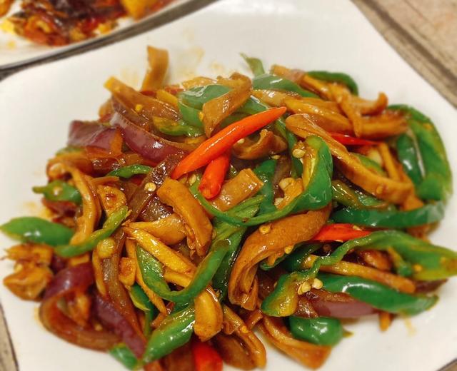 NovelsFrom's tweet photo. 🍜 กระเพาะหมูผัดพริกหอม
香辣猪肚 Xiāng là zhū dù

เธอใช้น้ำมันหมูทำกระเพาะหมูผัดพริกหอม เติมแป้งมันลงไปเล็กน้อยเพื่อให้กรอบขึ้น สุดท้ายราดลงบนบะหมี่ที่ต้มเสร็จแล้ว…  

น้ำมันเดือดปะทะกับน้ำซุปดังซู่ซ่า กลิ่นหอมเผ็ดรัญจวนยั่วน้ำลายสุดๆ 🤤🔥

คัดตอนจาก #คนสวยคนนี้ย้อนมายุค70เพื่อคุณสามี

📖 อ่านนิยายต่อได้ที่นี่เลยค่ะ:
• Mareads : https://t.co/YSKXxlaRz0
• Meb : https://t.co/Gh0QAYguZQ
• Naiin : https://t.co/aX2CYTyp2n
• Pinto : https://t.co/M4KZSSTnb8

──────────────────

กระเพาะหมูผัดเผ็ด เป็นอาหารจานคลาสสิกที่ผสมความกรอบ นุ่ม และเผ็ดกลมกล่อมอย่างลงตัว  
กินคู่กับข้าวสวยหรือบะหมี่ร้อนๆ อร่อยมาก โดยเฉพาะคนชอบรสเผ็ด

เคล็ดลับสำคัญ:
การทำความสะอาดกระเพาะหมูให้สะอาดหมดจด (ถูและล้างซ้ำหลายรอบ) เพื่อลดกลิ่นไม่พึงประสงค์ จากนั้นต้มจนนุ่มก่อนนำไปผัดกับพริกขี้หนู พริกแห้ง และพริกหวาน

──────────────────

คุณชอบกินเครื่องในไหมคะ?  
หรือมีเมนูเครื่องในจีนที่อยากให้แอดมาฝากบ้าง? คอมเมนต์บอกได้เลยนะคะ 😊

#FoodsFromNovels #香辣猪肚 #กระเพาะหมูผัดพริกหอม #คนสวยคนนี้ย้อนมายุค70