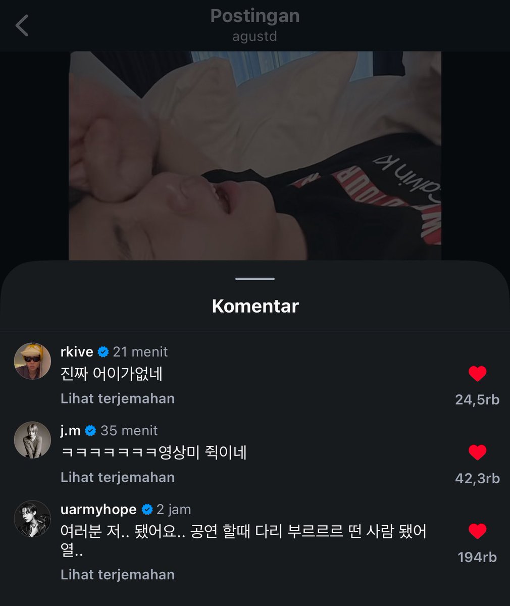 Echa_yaEcha's tweet photo. Ketawa banget baca komen di vlog yoongi 😭🫵🏻

🐱: “ini aku”
🐿️: “guys aku berhasil, aku adalah orang yang kakinya gemetar selama konser”
🐥: “kkkkkk… videonya lucu banget”
🐨: “ini beneran gak masuk akal” https://t.co/VKOKmNt47J