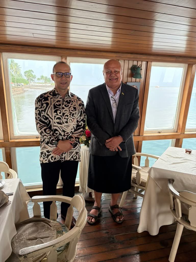 MYHCSuva's tweet photo. Malaysia and Fiji reaffirmed their strong friendship during a meeting between H.E. Nor’ Azam Mohd Idrus and Fiji DPM Hon. Viliame Gavoka. Discussions explored cooperation in tourism, education, and medical tourism to strengthen people-to-people ties and shared growth. 🇲🇾🇫🇯 https://t.co/07721yE8Fc