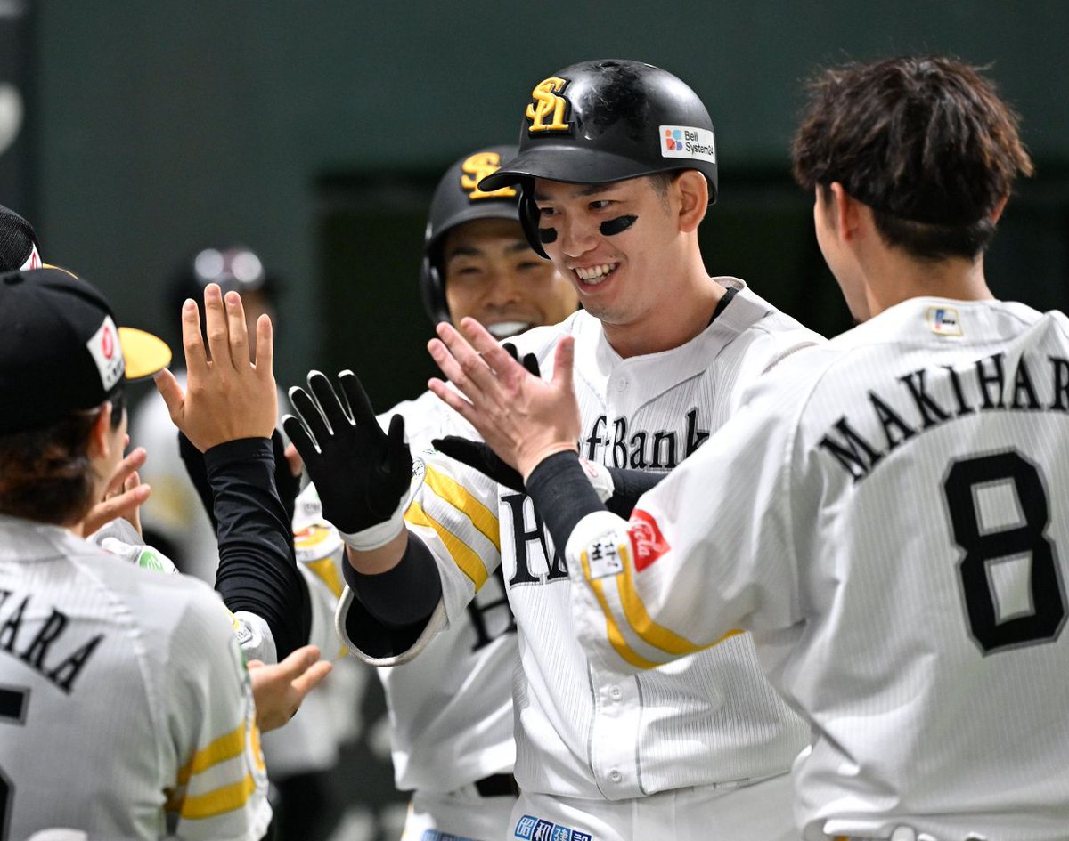 nishispo_hawks's tweet photo. 絶好調の栗原陵矢選手が両リーグトップ独走16号2ラン

きょう解散の「嵐」に感謝のコメントも

#sbhawks
▼記事はこちらから▼
https://t.co/bNwzbXt9Lc https://t.co/uaCqoV1Cz5