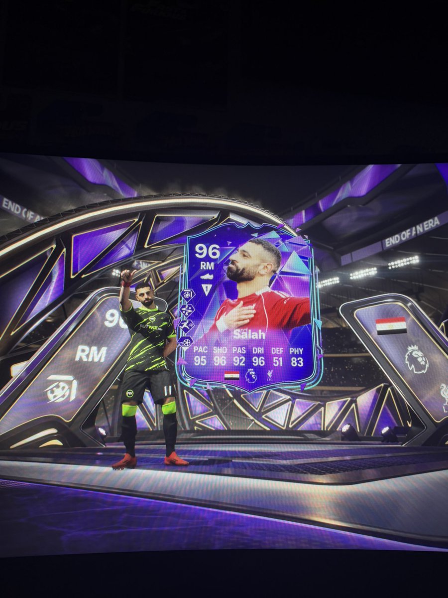 392_js's tweet photo. Salah ready for weekend league with that thumbs up 👹 https://t.co/rApuz3sEMu