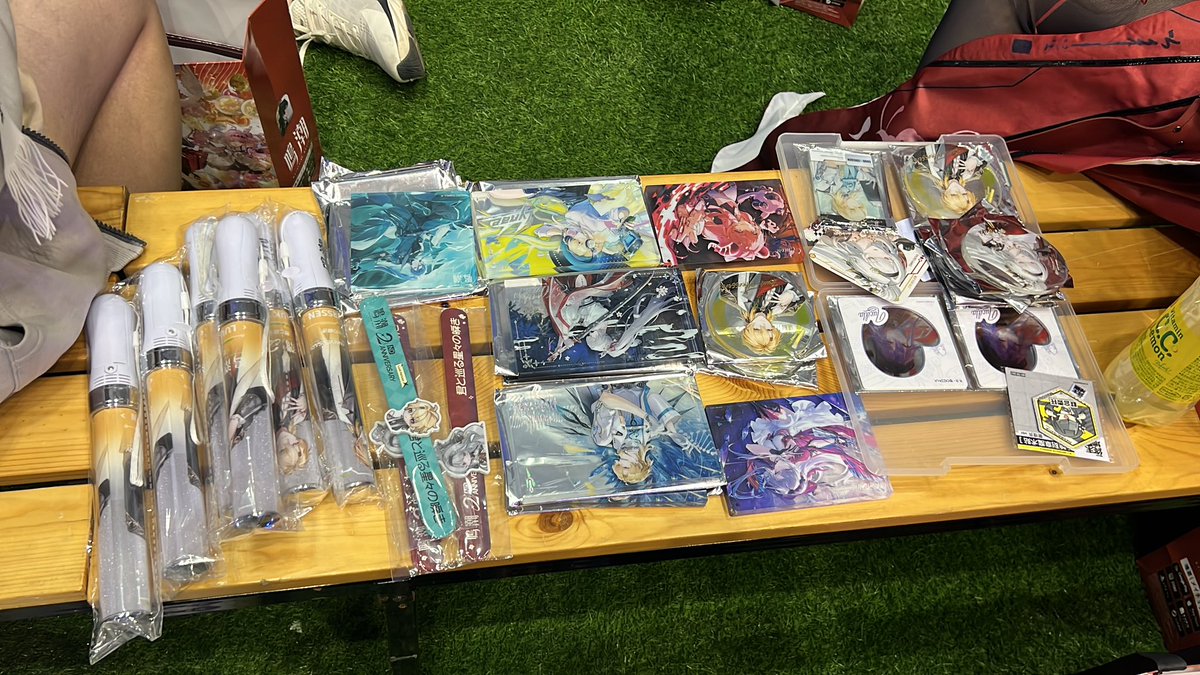 C19990828's tweet photo. 【交換】鳴潮 現地交換

譲：
ペンライト：リューク
スナップブレスレット：緋雪、リューク
トレーディングアクリルブロック：リューク、緋雪
IDカード：リューク
アクリルコースター：リューク、緋雪

求：
同種 エイメス、ダーニャ

現地交換希望です。 https://t.co/LT18DxnQig