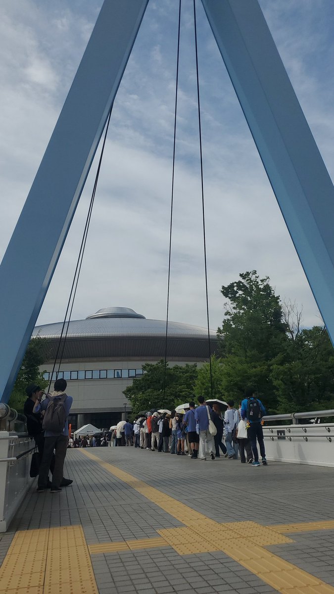 mare38049136's tweet photo. @888yorushika888 会場南の青いやつの近くにいます、二枚目のトート持ってます https://t.co/ElSxtoTbLg