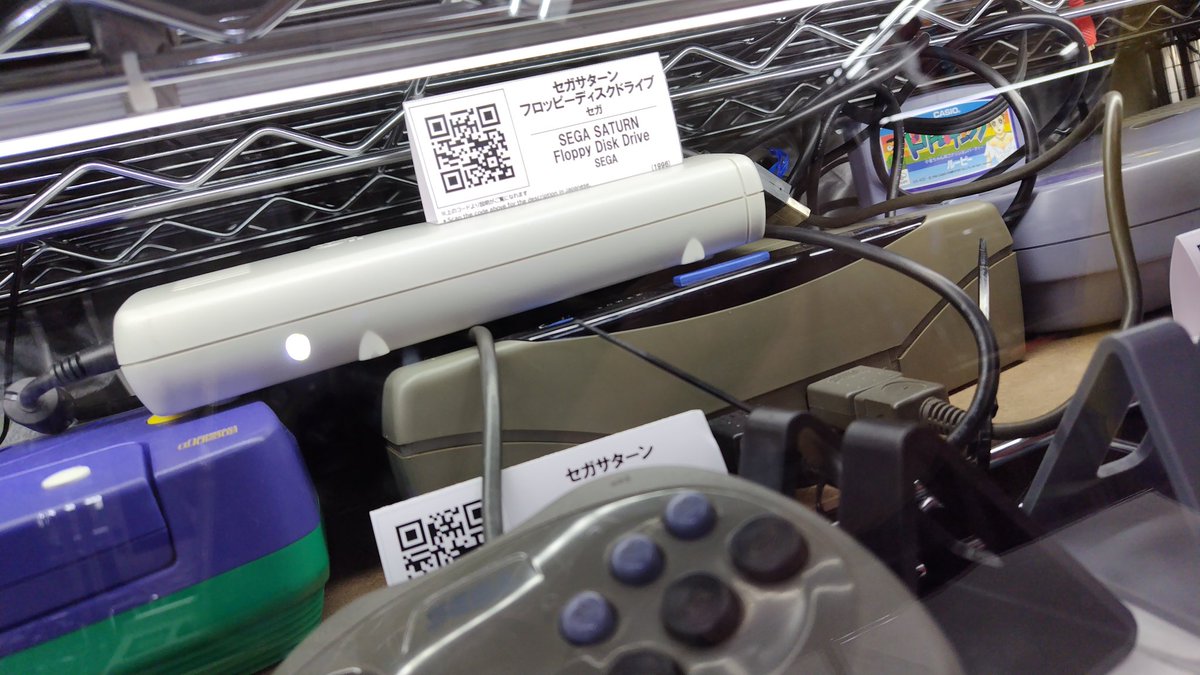 naka_gawa's tweet photo. 家庭用ゲームの展示もきっちり押さえてる、この辺りは某団体とかと重複するので特には、一家に一台PAXパワーグローブ
展示で無い感じのはpalmとかNewtonとか電子手帳とかのiphoneに繋がる系譜のブツかな？
あとおすすめ？は本体以外の当時物の周辺機器が箱も含めゴロゴロしてるのが良い感じ https://t.co/xydCenTHp0