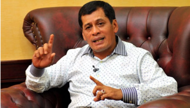 dimarsasongko98's tweet photo. Nurdin Halid , terpidana korupsi distribusi minyak goreng Bulog, merugikan negara lebih dari Rp 169 miliar, vonis MA 2 tahun penjara, bebas 2006.

Setelah bebas: tetap jadi Ketua PSSI, lanjut ke DPR, jadi pengurus Golkar bertahun2. 

Pemilu 2024? Lolos ke Senayan lagi dari Dapil Sulsel II dengan 70 ribu lebih suara. 

Sekarang Wakil Ketua Komisi VI DPR RI , komisi yang mengawasi BUMN dan perdagangan.

Biar lo paham betapa absurdnya ini: orang yang korupsi distribusi minyak goreng Bulog , sekarang duduk di komisi yang mengawasi Bulog dan sejenisnya.

Mahasiswa bahkan udah laporin dia ke MKD DPR Februari 2025 karena statusnya sebagai eks napi tipikor. Tetap aja masih di sana.

Di negara ini, koruptor nggak cuma bebas , mereka naik pangkat.