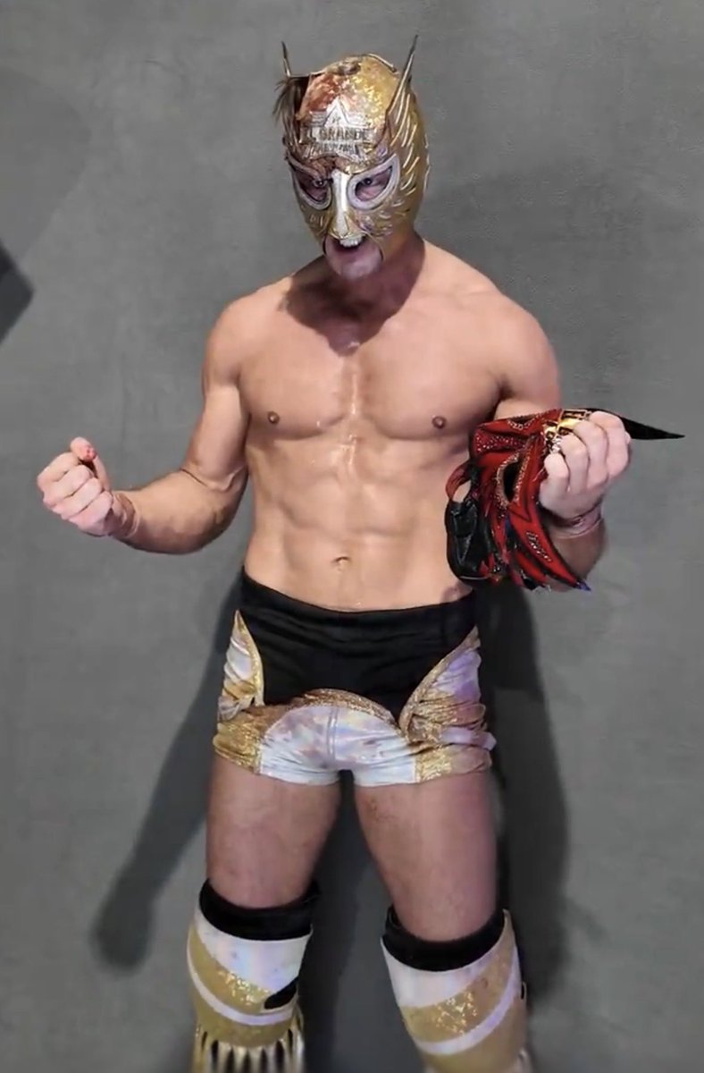 Cory_Hays407's tweet photo. El Grande Americano photoshoot after mask vs mask at #AAANochedeLosGrandes https://t.co/OXQvOGgRGd