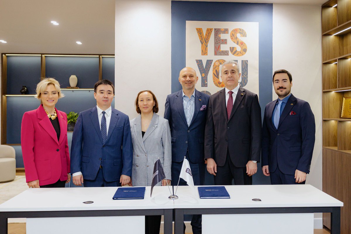 tansel_tercan's tweet photo. Dedeman’dan sürpriz yurtdışı hamlesi!
Türkiye’nin köklü otel zincirlerinden Dedeman Hotels & Resorts, uluslararası büyüme stratejisi kapsamında yeni bir iş birliğine imza attı.

Türkiye’nin köklü otel zincirlerinden Dedeman Hotels & Resorts’un çatı markası Dedeman Hospitality, uluslararası büyüme stratejisi kapsamında Smart Strategies and Development (SSD) ile stratejik iş birliği anlaşması imzaladı.

Orta Asya ve EMEA’da otel projesi geliştirecekler

Taraflar arasında imzalanan mutabakat kapsamında Orta Asya, EMEA (Avrupa, Orta Doğu ve Afrika) bölgesi, Türk Devletleri ile Tataristan ve Başkurdistan’da otel geliştirme, marka yönetimi, işletme, franchise, teknik hizmetler ve konaklama yatırımları alanlarında ortak projeler hayata geçirilmesi hedefleniyor. Dedeman Hospitality tarafından yapılan açıklamada, 60 yılı aşkın köklü geçmişten alınan güçle uluslararası büyüme stratejisinin kararlılıkla sürdürüldüğü belirtilirken, SSD’nin bölgesel uzmanlığı ve yatırım geliştirme deneyiminin markanın küresel büyüme vizyonuna katkı sağlayacağı ifade edildi.

Tansel Tercan: Modern konaklama altyapısının gelişimine katkı sağlayacak

Dedeman Hospitality COO’su Tansel Tercan, iş birliğine ilişkin değerlendirmede bulundu. Tercan, SSD ile imzalanan anlaşmanın Orta Asya, EMEA bölgesi ve Türk ülkelerinde otel yatırımları ile operasyonel yönetim alanlarında ortak projelerin geliştirilmesine odaklandığını belirtti. Ortaklı��ın uluslararası uzmanlığı, konaklama varlık yönetimindeki modern yaklaşımları ve küresel otel markalarıyla çalışma deneyimini bir araya getirdiğini vurgulayan Tercan, iş birliğinin SSD açısından uluslararası ortaklıkları güçlendirme, küresel pazardaki profesyonel varlığını genişletme ve faaliyet gösterilen bölgelerde modern konaklama altyapısının gelişimine katkı sağlama açısından önemli bir adım olduğunu ifade etti.

https://t.co/0RHVIZN9Cv

@dedemancom @ssd.development #dedemanhospitality