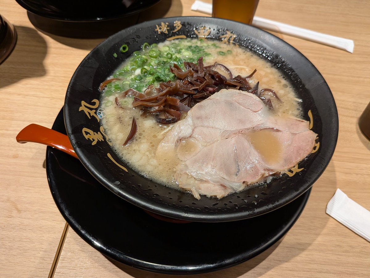 leoMH_SP's tweet photo. 久しぶりに福岡に来たので、キャナルシティにあるラースタへ🍜

一幸舎の創業者が昔働いていたという伝説の「博多一黒丸」

最高でした😋

他にも新しく入ったお店がいっぱいあるので、また食べに来たいと思います！ https://t.co/u2VlH5jE8R