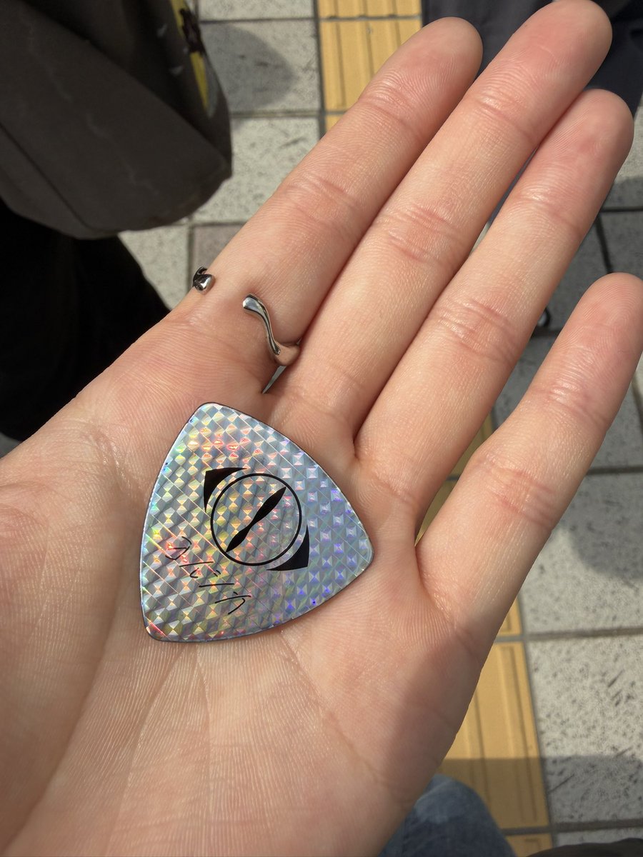yrsk_tt's tweet photo. 【交換】ヨルシカ  ピック 
1枚目の白色ピック持ってます！
2枚目の金、水色、黒と交換してくださる方、お声掛けください！ https://t.co/nsJToIlVxf