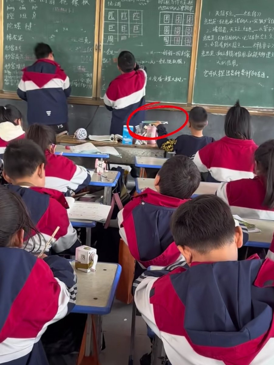 RhaySumalinog's tweet photo. 【校园趣事】早八课上，老师讲得投入突然停住：“哪位同学的手机铃声在练rap？” 后排男生慌张按掉后，全班哄笑——那是他设的《本草纲目》课前铃，被改成了“老师老师快上课”的改编版！ https://t.co/NBeoJX0cpu